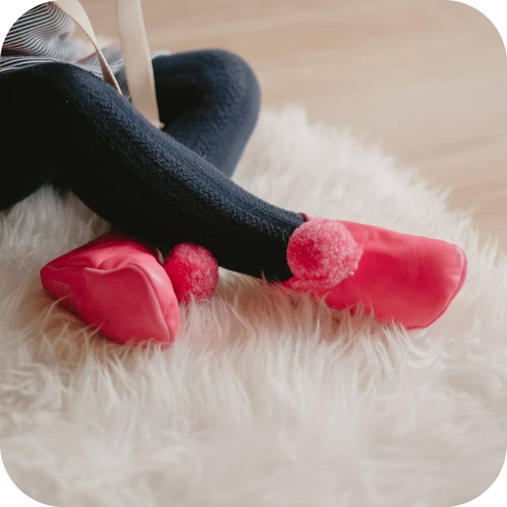 Pantofole in pelle con pompon "Fucsia"