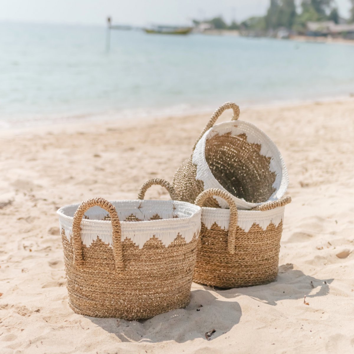 Cestini rotondi in erba marina con cordoncini di cotone bianco WAIGEO